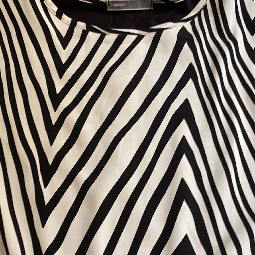Cherish Woman’s Geometric Top   - Picture 3 of 5